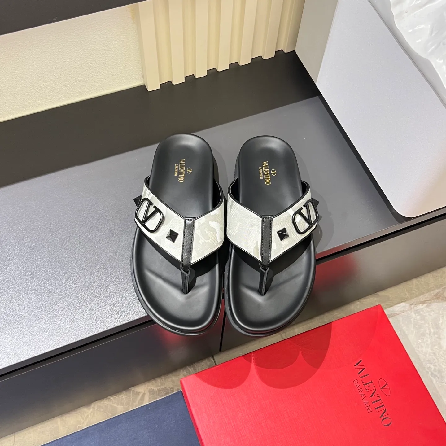 p300《VALENTINO》Warren Men🧍‍♂️Spring and Summer New Style. Cowhide logo flat slippers, elegant sandals, the same style worn by celebrities, original molding, imported calfskin. Rubber outsole. Soft and durable, full set of counter packaging, 38-44!